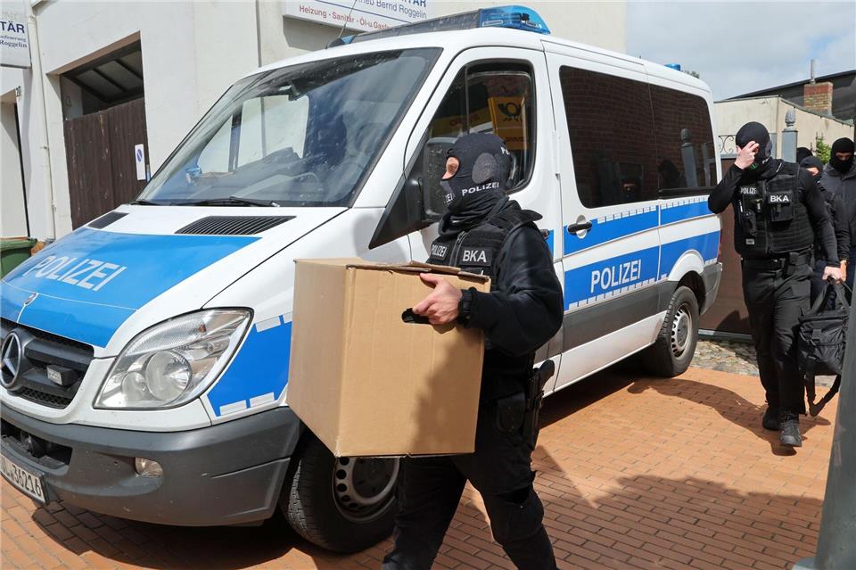 Die Polizei durchsuchte im Mai Gebäude in mehreren Bundesländern. (Archivbild)Bernd Wüstneck/dpa