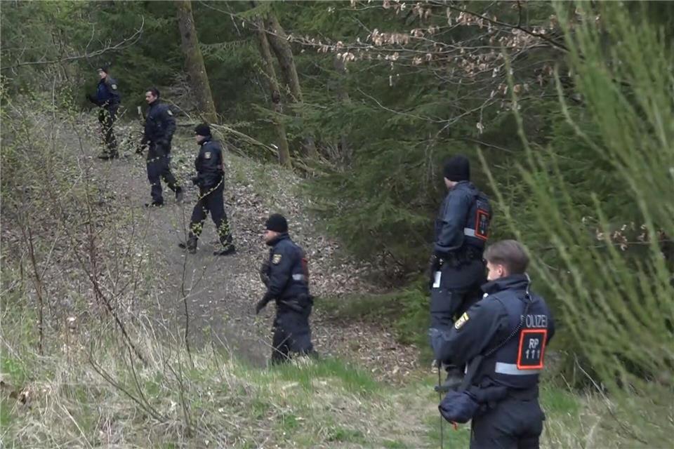 Die Polizei durchsuchte kurz nach der Tat auch ein nahegelegenes Waldgebiet. (Archivbild)Andreas Winkler/dpa /dpa