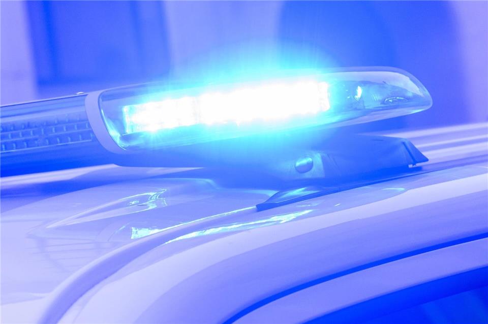Die Polizei durchsuchte nach zwei Drohanrufen das Schulgebäude. (Symbolbild)Julian Stratenschulte/dpa