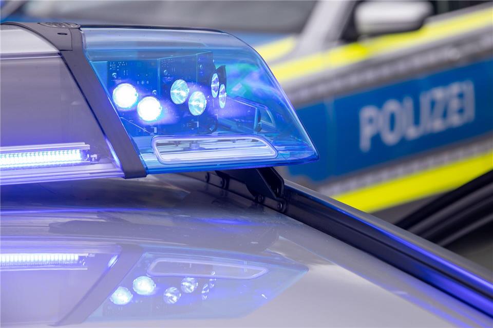 Die Polizei durchsuchte sieben Wohnungen und sechs Hafträume. (Symbolbild)Daniel Karmann/dpa