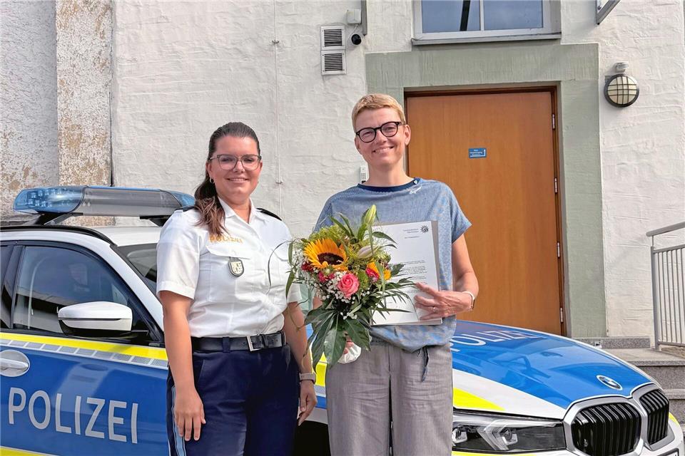 Die Polizei ehrt die Frau (rechts) für ihre Hilfe zur Rettung eines fünf Jahre alten Jungen.-/Polizeipräsidium Oberfranken/dpa