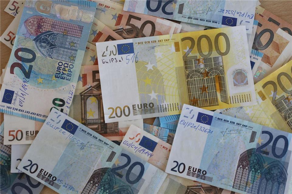 Die Polizei entdeckte das Falschgeld und stellte es sicher. (Symbolbild) Bernd Wüstneck/dpa-Zentralbild/dpa