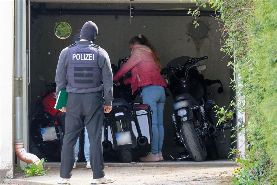 Die Polizei entdeckte zahlreiche Motorräder bei der Razzia gegen die „Hells Angels“Henning Kaiser/dpa