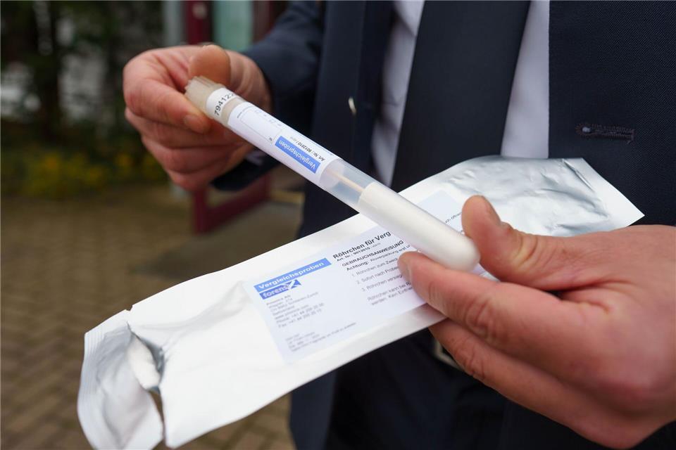 Die Polizei entnimmt freiwillige Speichelproben. (Symbolbild)Frank Rumpenhorst/dpa