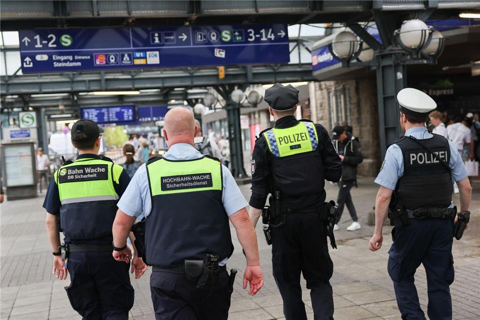Die Polizei erklärt den Rückgang der Kriminalität auch mit verstärkten Kontrollen, vor allem im Bereich des Hauptbahnhofs. (Archivbild)Christian Charisius/dpa
