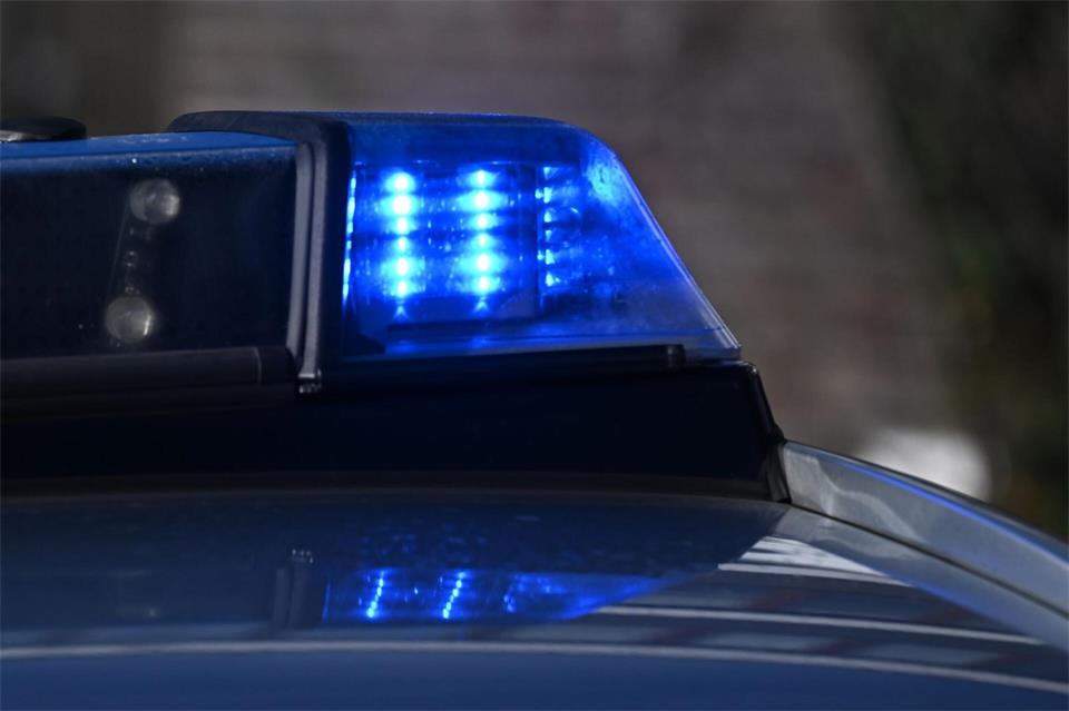 Die Polizei ermittelt. (Symbolbild)Bernd Weißbrod/dpa