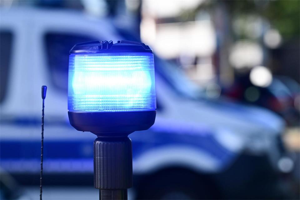 Die Polizei ermittelt. (Symbolbild)Bernd Weißbrod/dpa