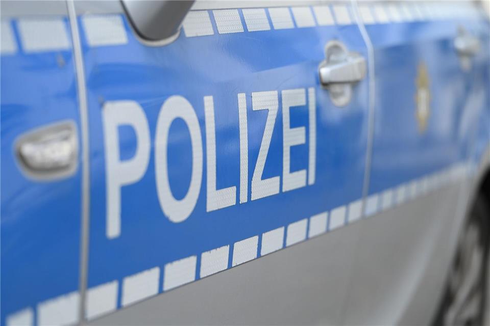 Kinder rollen in fahrerlosem Bus gegen Mauer - Grund unklar Die Polizei ermittelt. (Symbolbild)Malin Wunderlich/dpa