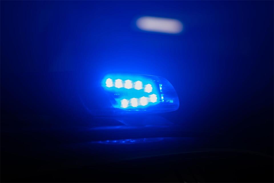 Die Polizei ermittelt. (Symbolbild)Robert Michael/dpa