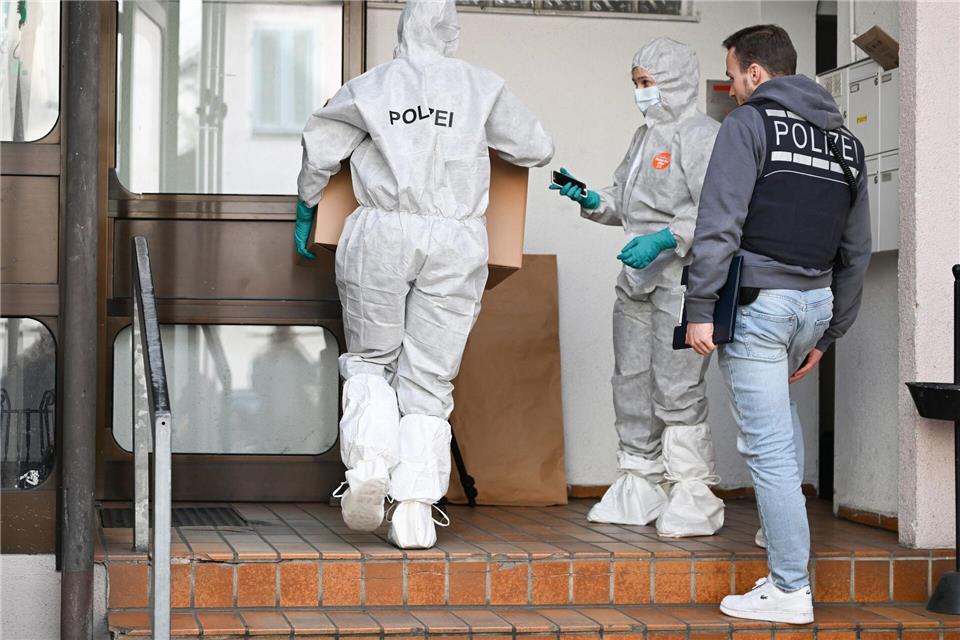 Die Polizei ermittelt an der Moschee.Bernd Weißbrod/dpa