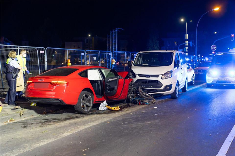 Autofahrer gerät beim Überholen auf Radweg - 66-Jährige tot Die Polizei ermittelt auch wegen möglichen Drogenkonsums. Jan Ohmen/dpa