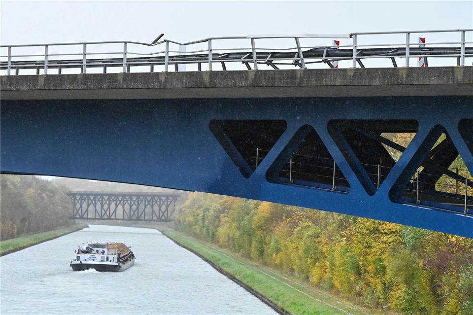Die Polizei ermittelt die Hintergründe des Unfalls an der Brücke.Swen Pförtner/dpa