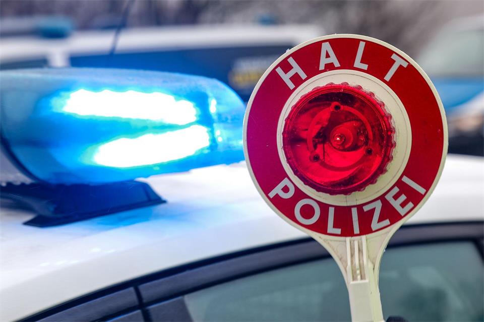 Die Polizei ermittelt gegen einen 15 Jahre alten Autofahrer - natürlich ohne Führerschein. (Symbolbild)Jan Woitas/dpa