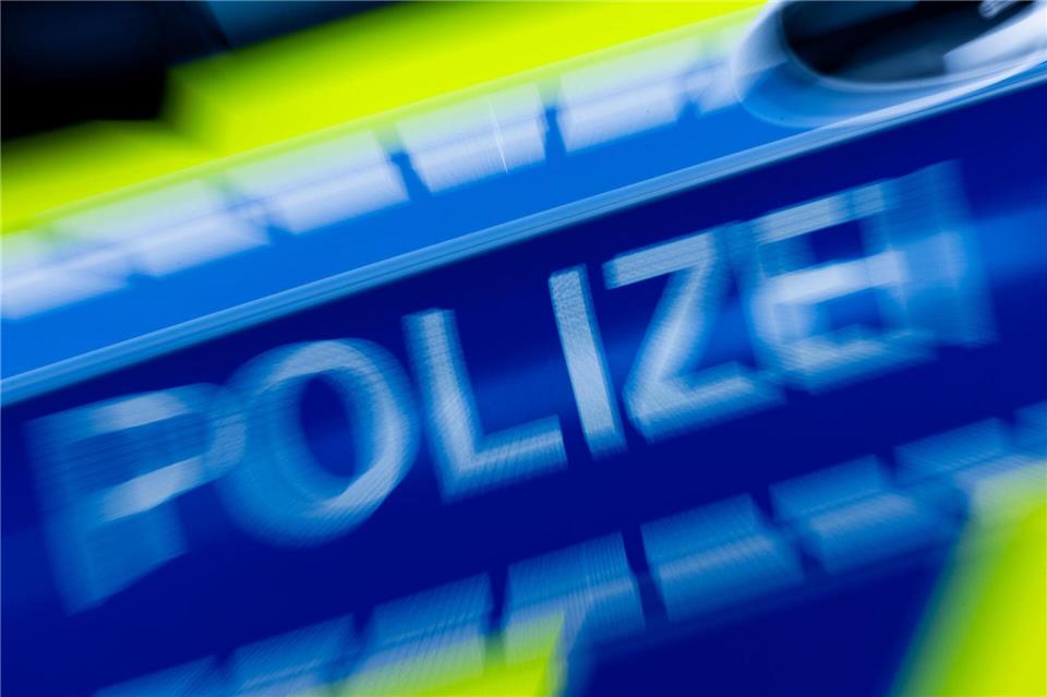 Die Polizei ermittelt gegen einen Verdächtigen wegen einer beschädigten Brücke. (Symbolbild)Rolf Vennenbernd/dpa
