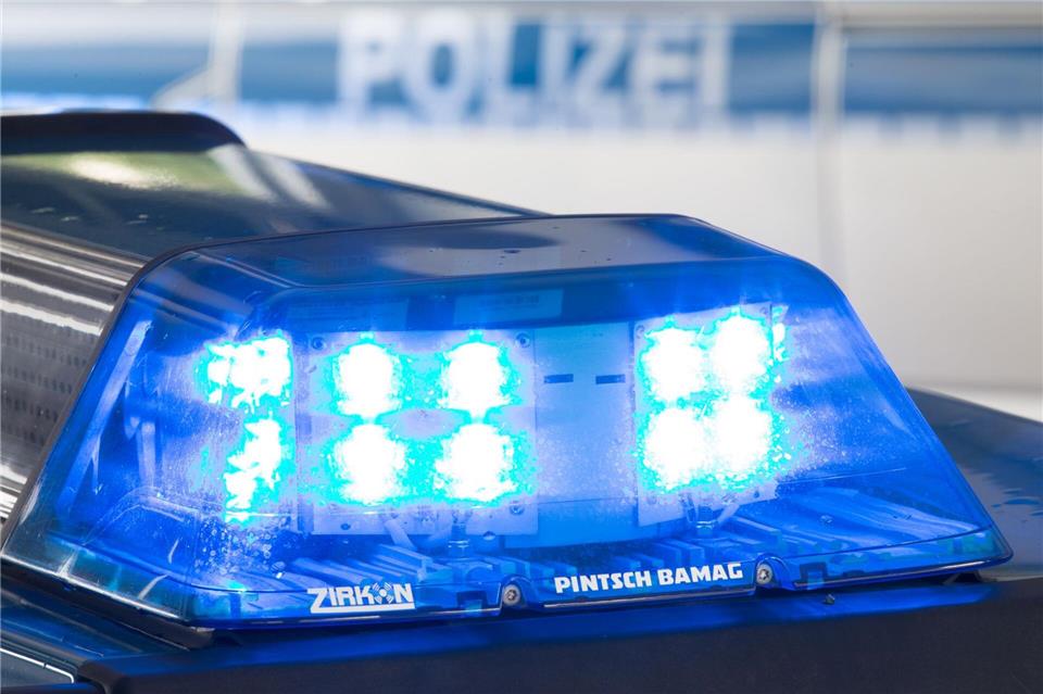 Die Polizei ermittelt nach einem Raub im Offenbacher Bahnhof. (Symbolbild)Friso Gentsch/dpa