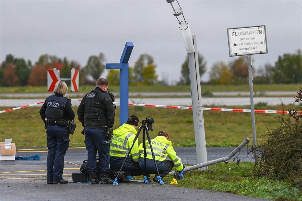 Die Polizei ermittelt nach einem erneuten Sicherheitsvorfall am Flughafen Leipzig/Halle.Heiko Rebsch/dpa