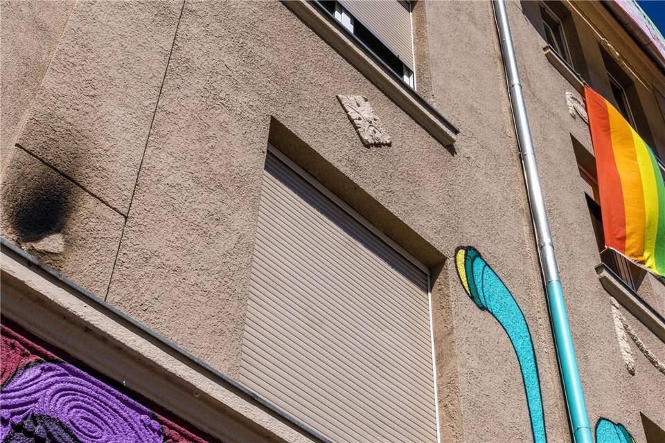 Die Polizei ermittelt nach einem mutmaßlichen Brandanschlag aus dem rechtsextremistischen Milieu auf das Wohnprojekt „Zelle 79“ gegen zwei Tatverdächtige. Frank Hammerschmidt/dpa