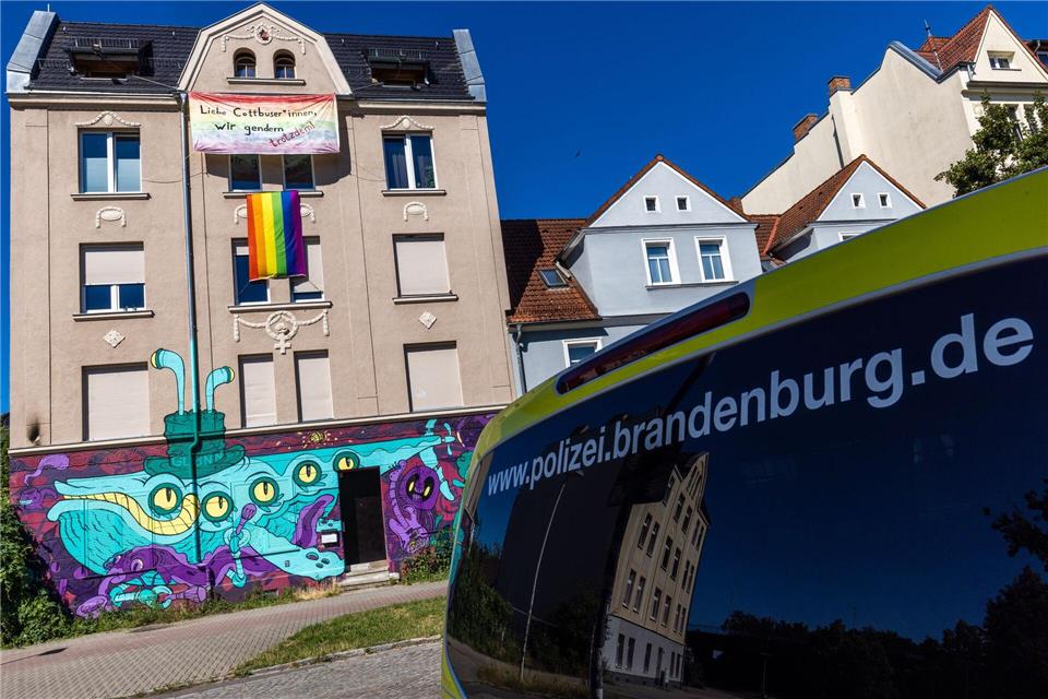 Die Polizei ermittelt nach einem mutmaßlichen Brandanschlag aus dem rechtsextremistischen Milieu auf das Wohnprojekt „Zelle 79“ wegen des Verdachts des versuchten Mordes.Frank Hammerschmidt/dpa