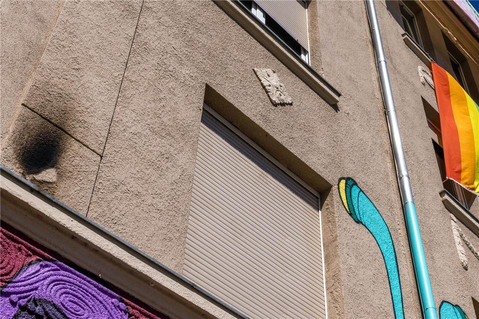 Die Polizei ermittelt nach einem mutmaßlichen Brandanschlag aus dem rechtsextremistischen Milieu auf das Wohnprojekt „Zelle 79“ gegen zwei Tatverdächtige. Frank Hammerschmidt/dpa