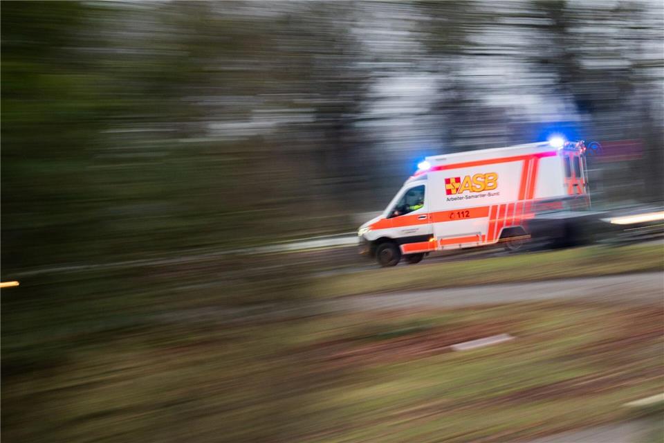Die Polizei ermittelt nun, warum der Fahrer mit seinem Wagen von der Straße abkam. (Symbolbild)Julian Stratenschulte/dpa