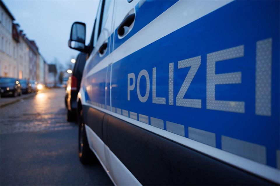 Die Polizei ermittelt unter anderem wegen Fahrens ohne Fahrerlaubnis. (Symbolbild)Friso Gentsch/dpa