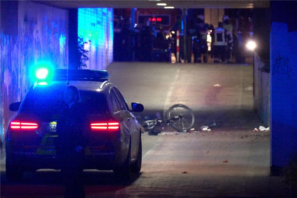 Die Polizei ermittelt, was in der Unterführung geschehen ist. Thorsten Kremers/dpa