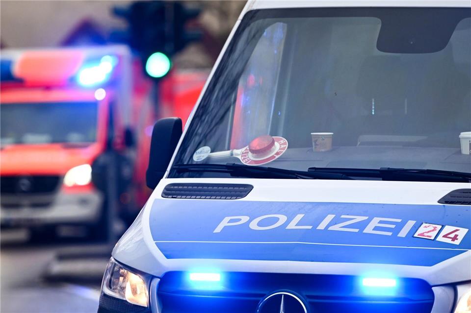 Die Polizei ermittelt wegen Alkohol am Steuer. (Symbolbild)Jens Kalaene/dpa