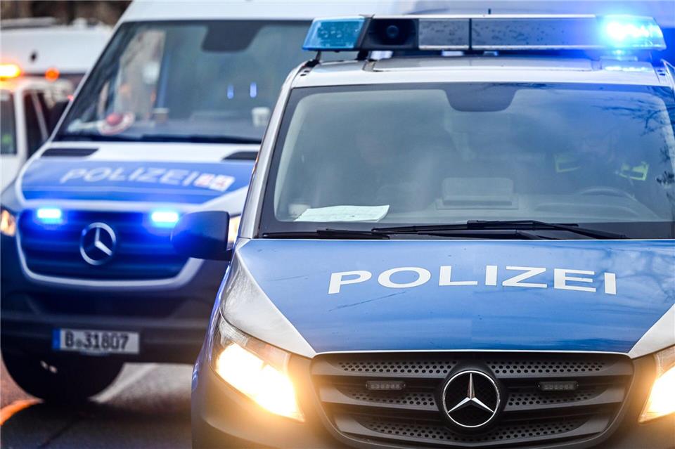 Die Polizei ermittelt wegen Verstoßes gegen das Waffengesetz. (Symbolbild)Jens Kalaene/dpa