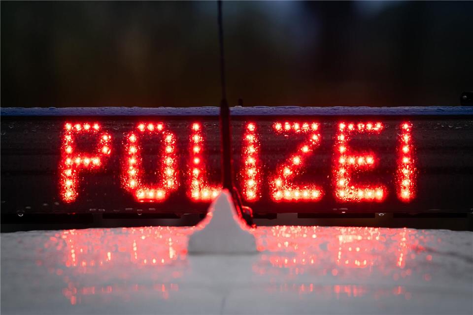 Die Polizei ermittelt wegen Volksverhetzung und Körperverletzung gegen eine 81-Jährige.  (Symbolbild)Soeren Stache/dpa