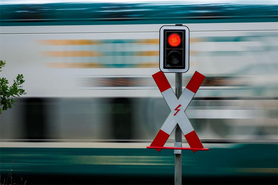 Die Polizei ermittelt wegen des Verdachts auf einen gefährlichen Eingriff in den Bahnverkehr. (Symbolbild)Jens Büttner/dpa