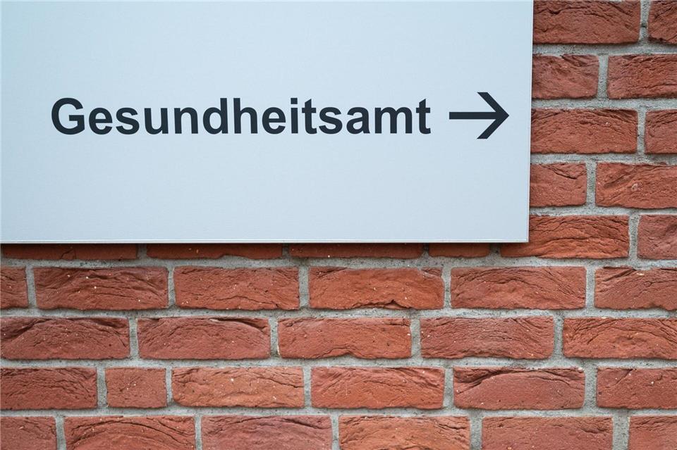 Die Polizei ermittelt wegen des Verdachts der fahrlässigen Körperverletzung und hat das zuständige Gesundheitsamt informiert. (Symbolbild)Philipp Schulze/dpa