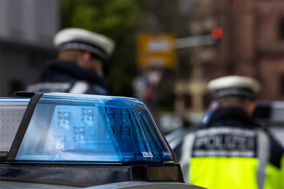 Die Polizei ermittelt wegen eines Supermarkteinbruchs. (Symbolbild)Philipp von Ditfurth/dpa