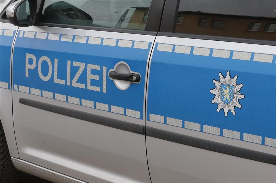 Die Polizei ermittelt wegen fahrlässiger Brandstiftung. (Symbolbild)Bodo Schackow/dpa