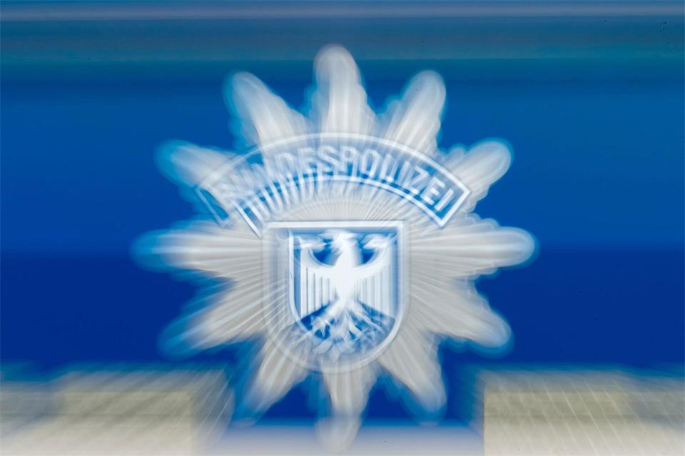 Die Polizei ermittelt wegen gefährlicher Körperverletzung. (Symbolbild)Matthias Rietschel/dpa-Zentralbild/dpa