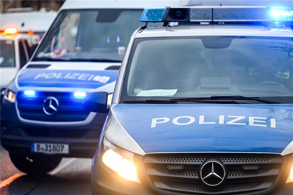 Die Polizei ermittelt weiter zu der Unfallursache. (Symbolbild)Jens Kalaene/dpa