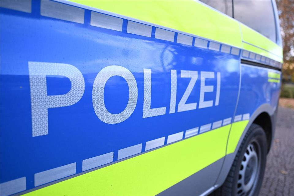 Die Polizei ermittelt, wer den Wagen fuhr. (Symbolbild)Bernd Weißbrod/dpa
