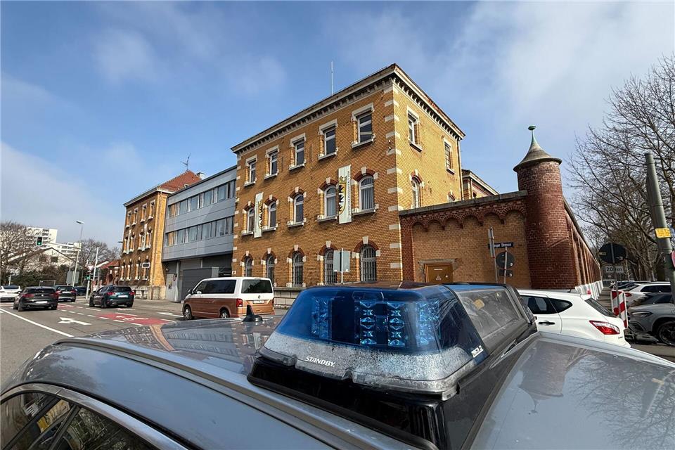 Die Polizei ermittelt zu den Hintergründen des Brandes. Nico Pointner/dpa