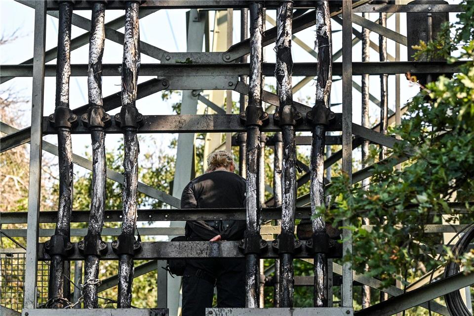 Brandanschlag auf Kabel – Zehntausende weiter ohne Strom Die Polizei ermittelt zu einem Brandanschlag auf Strommasten in Berlin.Jens Kalaene/dpa