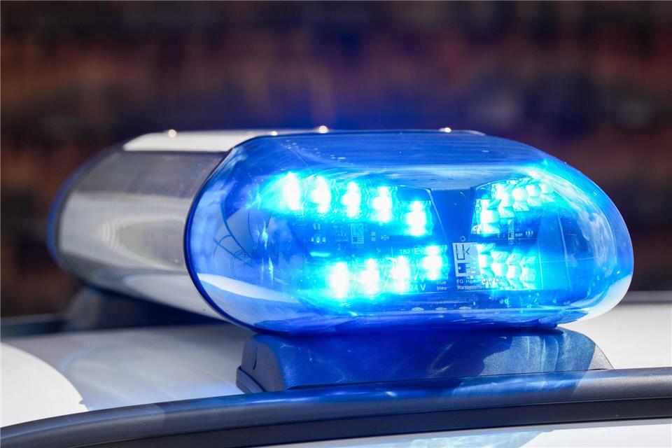 Die Polizei ermittelt zu einem Streit im Volkspark Mariendorf, bei dem zwei Jugendliche in einem Streit zwischen zwei Gruppen Schnittverletzungen erlitten. Soeren Stache/dpa