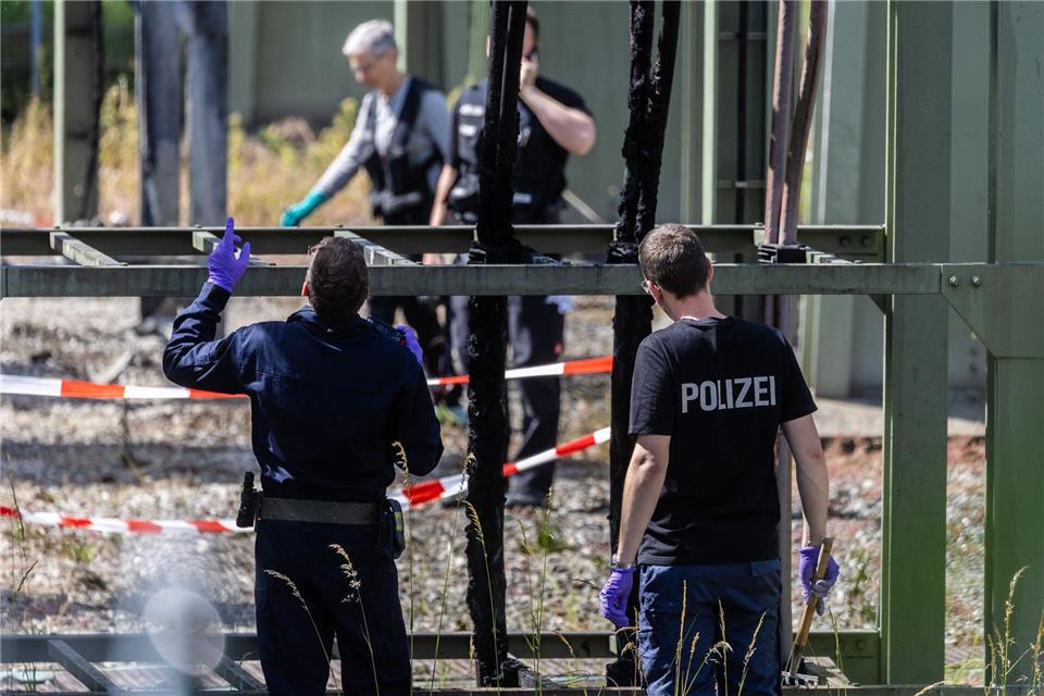 Die Polizei ermittelt zur Brandursache.Christoph Schmidt/dpa