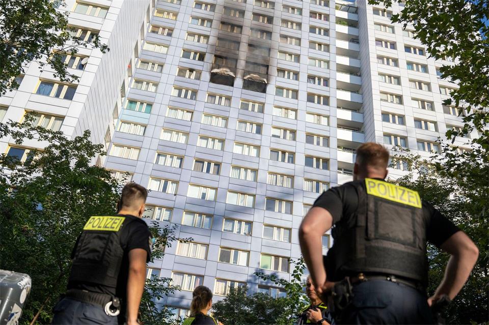 Die Polizei ermittelt zur Ursache des Brandes eines Hochhauses in Friedrichshain am 14. August.Christophe Gateau/dpa