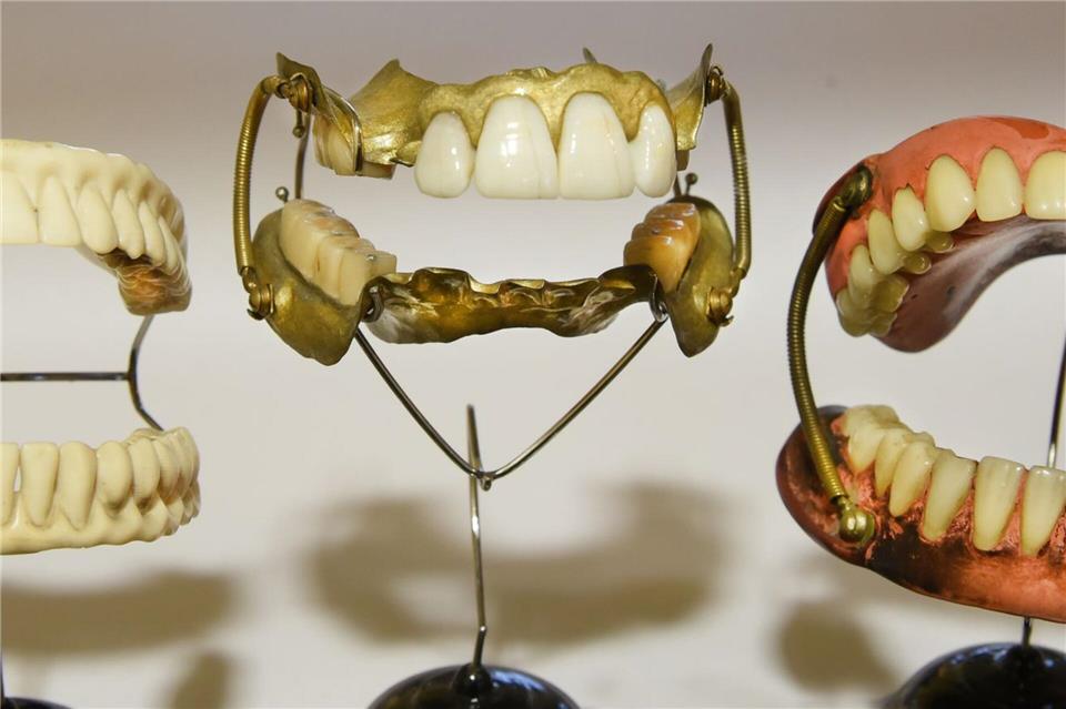 Die Polizei ermittelte nach dem Diebstahl eines Gebisses. (Symbolfoto) Waltraud Grubitzsch/dpa