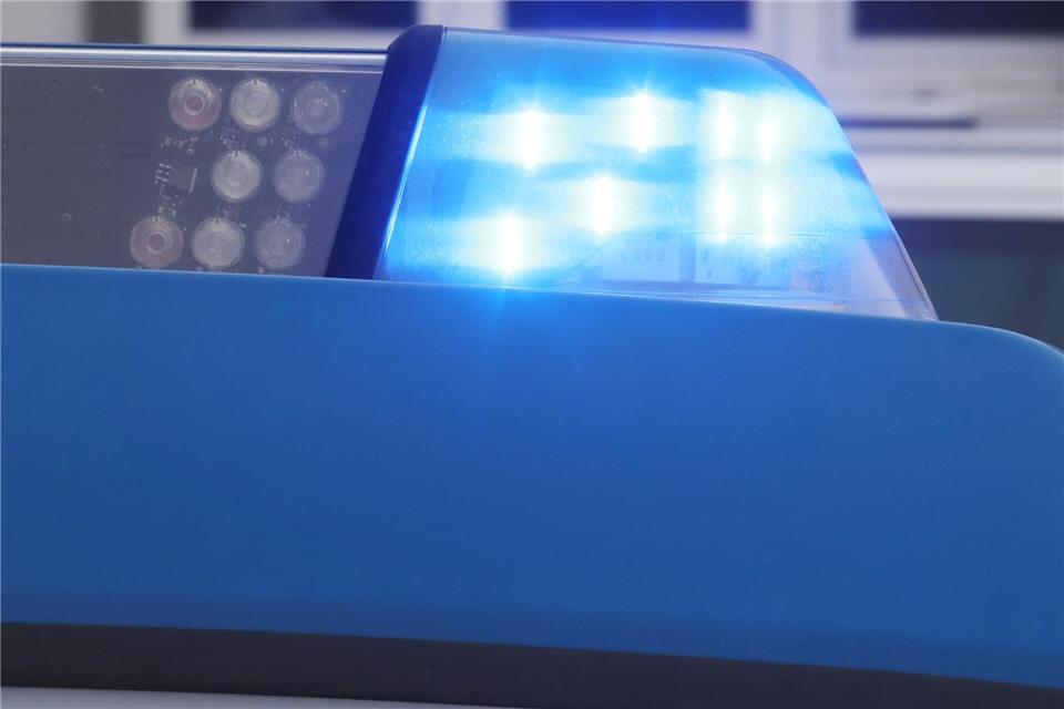 Die Polizei ermittelte nach dem Leichenfund in einem Baggersee bei Dettelbach. (Symbolbild)Bodo Schackow/dpa