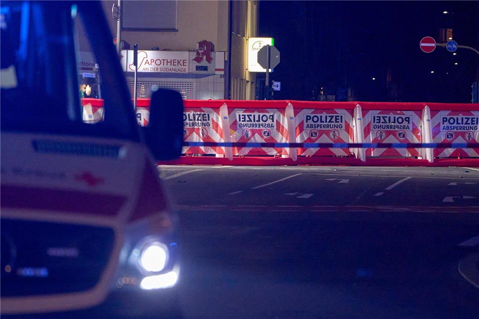 Die Polizei errichtete auch mobile Sichtschutzwände.Sascha Ditscher/dpa