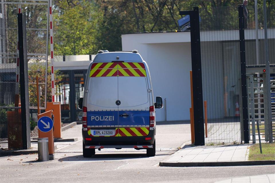 Die Polizei fährt am BGH vor. Rene Priebe/dpa