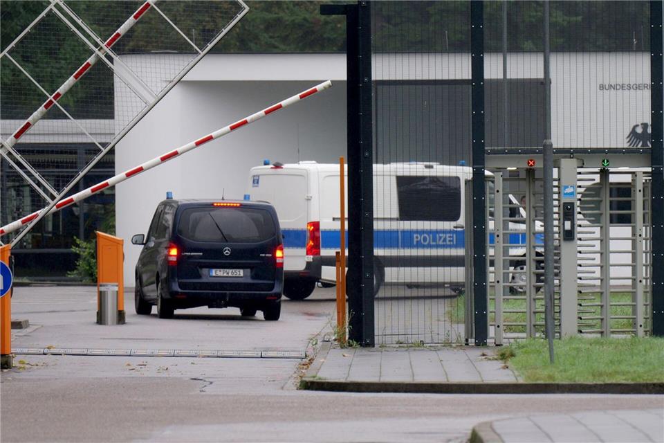 Die Polizei fährt auf das Gelände des Bundesgerichtshofes.René Priebe/dpa