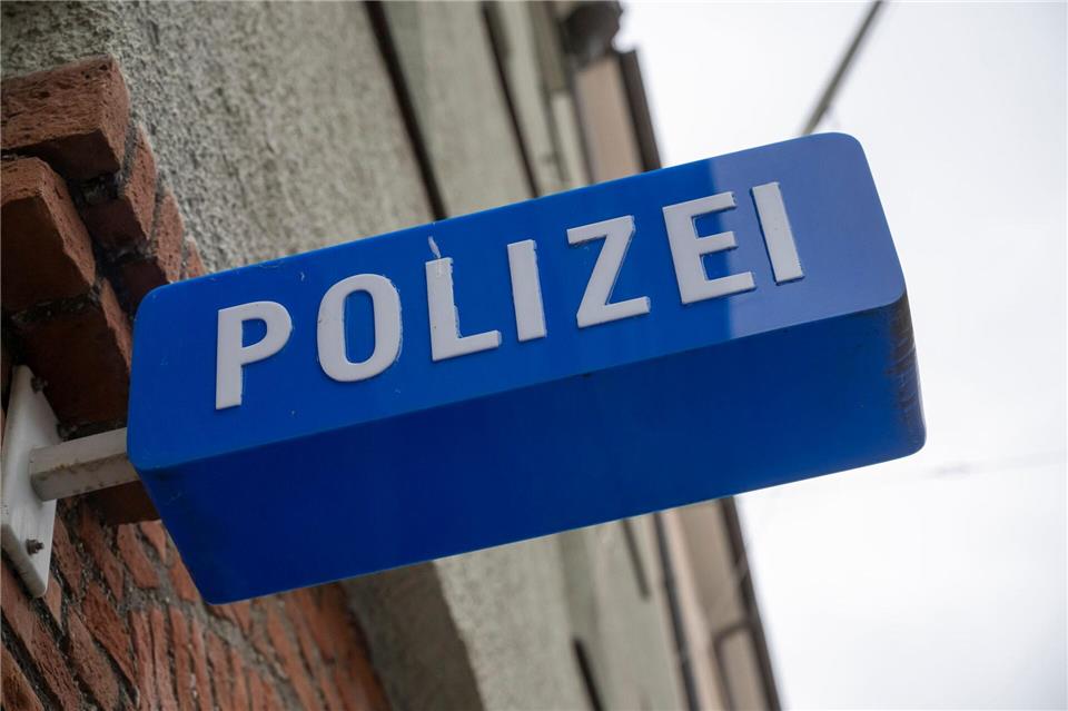 Die Polizei fahndet jetzt nach den unbekannten Schmuckdieben. (Symbolbild)Peter Kneffel/dpa