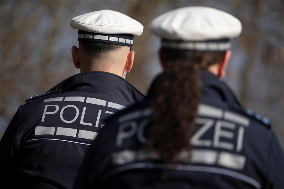 Die Polizei fahndet nach dem Tatverdächtigen. (Symbolbild)Marijan Murat/dpa