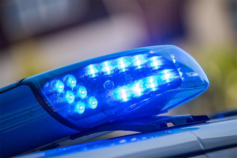 Die Polizei fahndet nach den Tätern. (Symbolbild)Lino Mirgeler/dpa