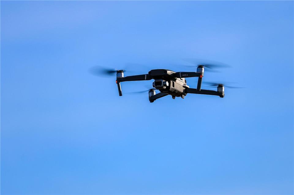 Die Polizei fahndet nach der Drohnensichtung nach dem Piloten. (Symbolbild)Jan Woitas/dpa